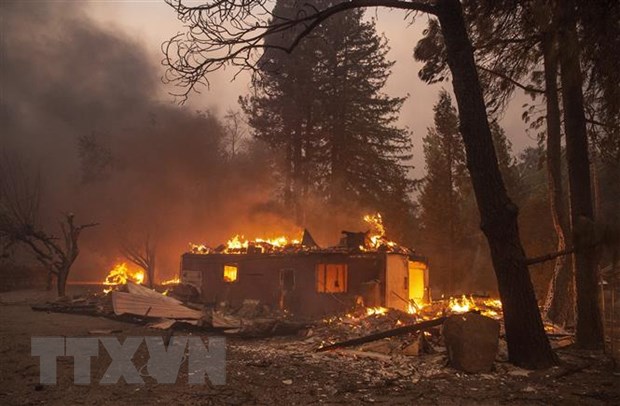 Nhà cửa bị thiêu rụi trong đám cháy rừng tại Geyserville, California, Mỹ, ngày 24-10-2019. (Ảnh: AFP/ TTXVN)