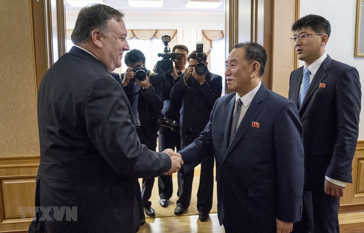  Ông Kim Yong-chol (phải), Phó Chủ tịch Ban Chấp hành trung ương Đảng Lao động Triều Tiên, và Ngoại trưởng Mỹ Mike Pompeo trong cuộc gặp tại Bình Nhưỡng ngày 7/7/2018. (Ảnh: AFP/TTXVN)