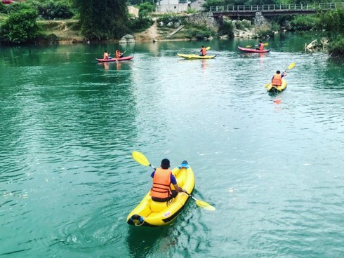 Kayaking on Quay Son river (Photo: baocaobang.vn)