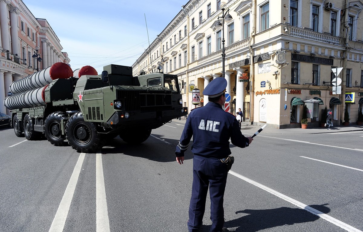 Hệ thống S-300 của Nga trong lễ tổng duyệt diễu binh kỷ niệm Ngày Chiến thắng tại St. Petersburg, Nga, ngày 28/4/2014. (Ảnh: AFP/TTXVN)