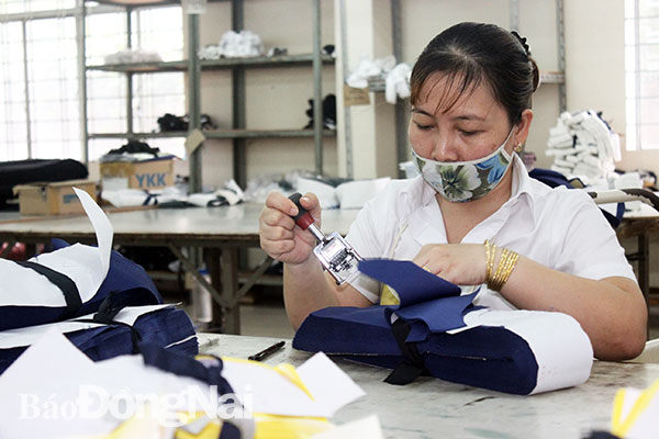 Sản xuất quần áo xuất khẩu tại Công ty cổ phần tổng công ty may Đồng Nai. Ảnh: K.Minh