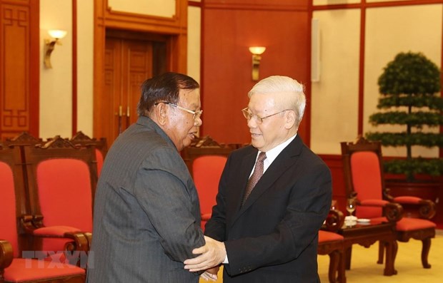 Party General Secretary and President Nguyen Phu Trong (R) and his Lao counterpart Bounnhang Vorachith