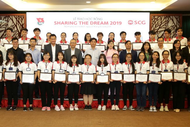 Students receive SCG scholarships in HCMC on October 27 - PHOTO: LE HOANG