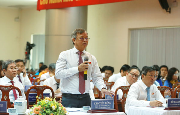 Chủ tịch UBND tỉnh Cao Tiến Dũng phát biểu tại kỳ họp. (ảnh: Huy Anh)
