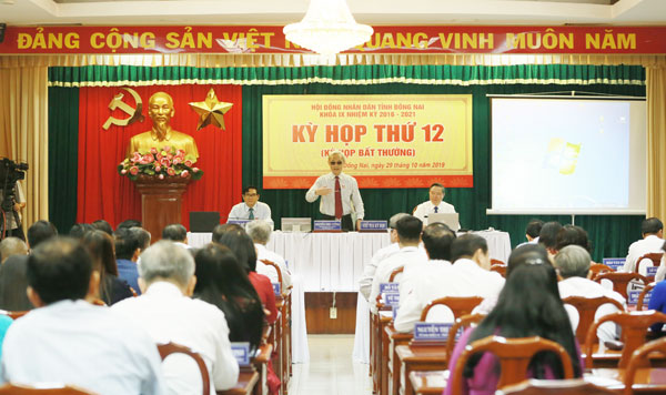 Đồng chí Nguyễn Phú Cường, Bí thư Tỉnh ủy, Chủ tịch HĐND tỉnh điều hành kỳ họp thứ 12