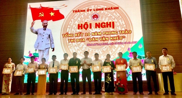 Lãnh đạo Thành ủy Long Khánh khen thưởng các tập thể, cá nhân
