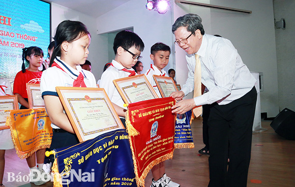 Phó giám đốc Sở GD-ĐT Đào Đức Trình trao giải nhất cho thí sinh Hoàng Trọng Việt Nam (Trường tiểu học Long Khánh, TP.Long Khánh)