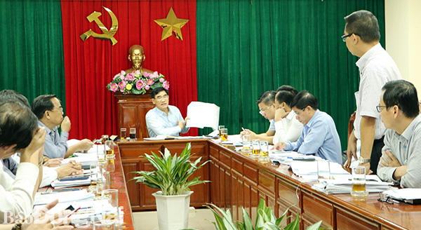 Phó chủ tịch UBND tỉnh Trần Văn Vĩnh trao đổi với các sở, ngành tại buổi làm việc