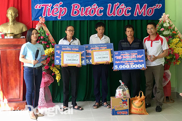 Ban tổ chức chương trình trao học bổng và các phần quà cho 2 em Trần Tấn Gia Bảo và Trần Nguyễn Hoàng Như