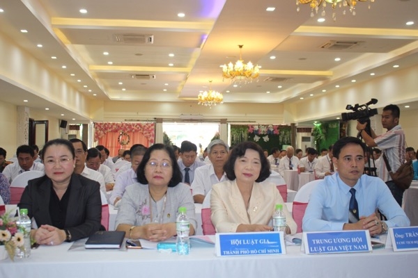 : Đại diện lãnh đạo Hội Luật gia Việt Nam, UBND tỉnh, các sở, ngành, đơn vị tham dự Đại hội vào sáng ngày 31 - 10