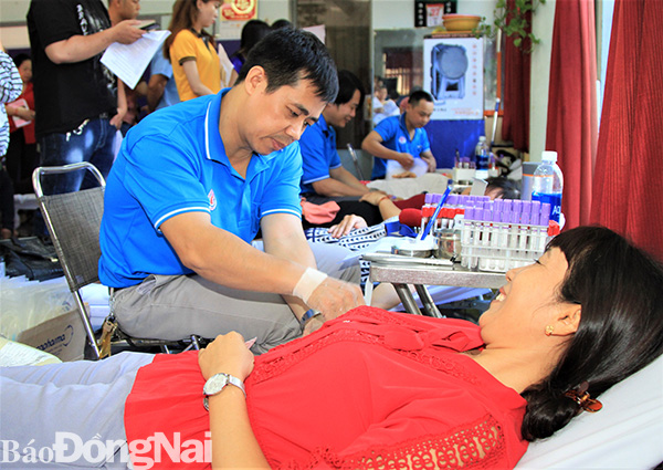 Người dân TP.Biên Hòa tham gia hiến máu tình nguyện do Hội Chữ thập đỏ tỉnh tổ chức