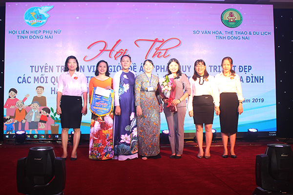 Ban tổ chức trao giải nhất cho huyện Thống Nhất