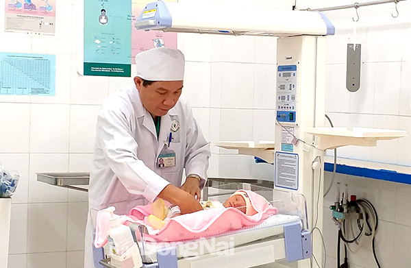 Bé T. đang tiếp tục được các y, bác sĩ chăm sóc tại Bệnh viện Nhi đồng Đồng Nai.