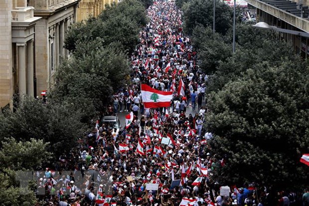 Biểu tình quy mô lớn phản đối tình trạng kinh tế khó khăn tại thủ đô Beirut, Liban ngày 20-10-2019. (Ảnh: THX/TTXVN)