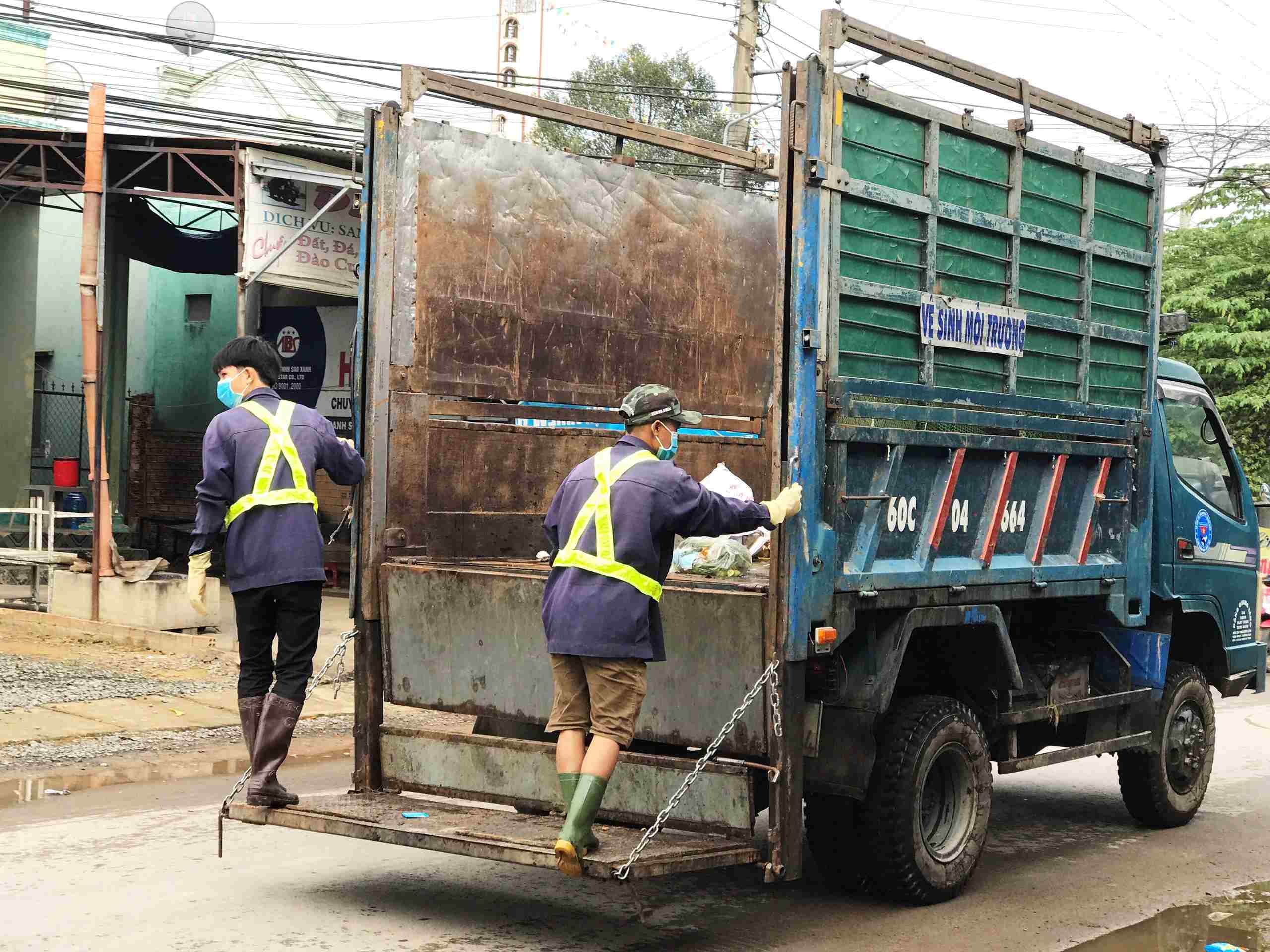 Xe thu gom rác của Tổ hợp tác thu gom rác thải xã Thanh Sơn 