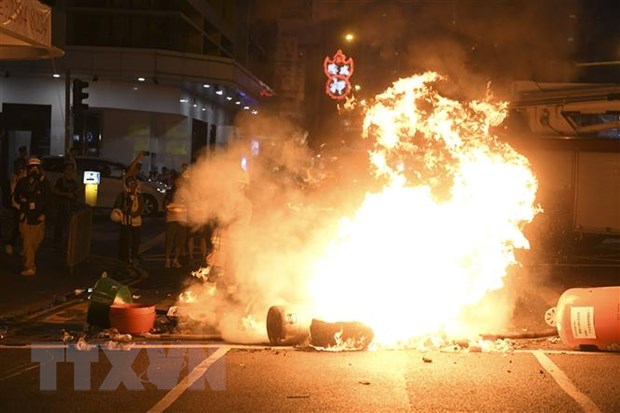 Người biểu tình bạo lực đốt phá trên đường phố tại Hong Kong, Trung Quốc, ngày 15-9-2019. (Nguồn: THX/TTXVN)