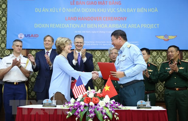 Thiếu tướng Bùi Anh Chung, Phó Tư lệnh Quân chủng Phòng không- Không quân và bà Bonnie Glick, Phó Tổng Giám đốc toàn cầu Cơ quan Phát triển quốc tế Hoa Kỳ ký kết bàn giao mặt bằng Dự án xử lý ô nhiễm dioxin khu vực sân bay Biên Hòa. (Ảnh: Dương Giang/TTXVN)