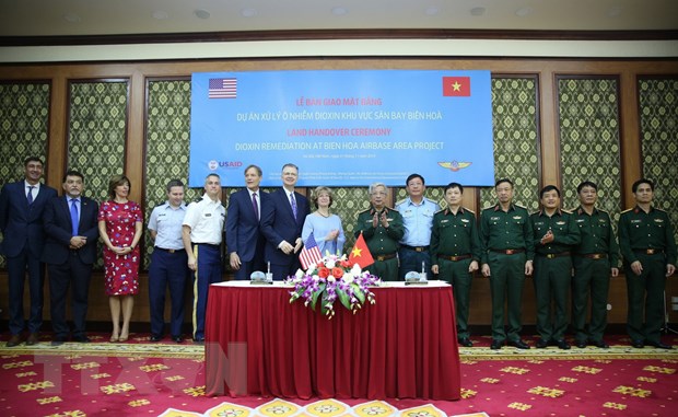 Đại biểu hai nước Việt Nam và Hoa Kỳ chụp ảnh chung tại lễ ký. (Ảnh: Dương Giang/TTXVN)