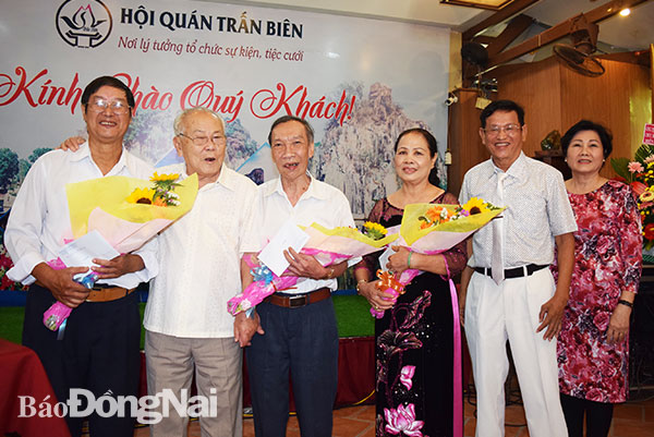 Đại diện Ban liên lạc cựu học sinh miền Nam tỉnh Đồng Nai tặng hoa cho các thầy, cô giáo từng công tác tại trường Học sinh miền Nam