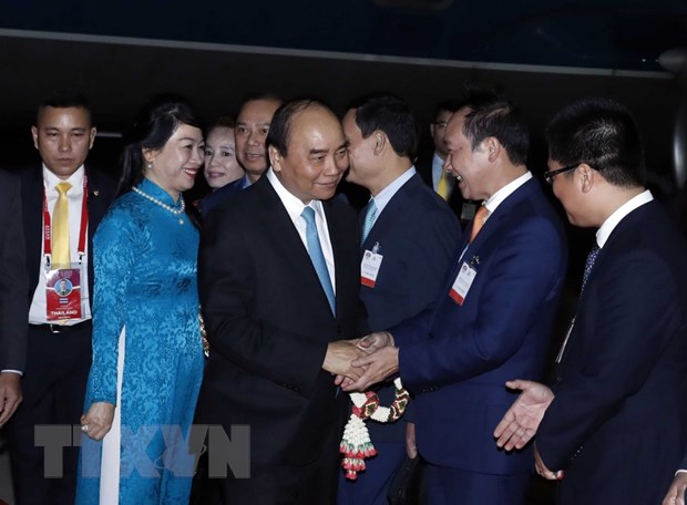 Các đại biểu Thái Lan và Việt Nam đón Thủ tướng Nguyễn Xuân Phúc và Phu nhân tại sân bay quân sự Bangkok, Thái Lan. (Ảnh: Thống Nhất/TTXVN)
