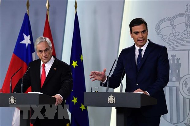 Tổng thống Chile Sebastian Pinera (trái) và người đồng cấp Tây Ban Nha Pedro Sanchez tại một cuộc họp báo ở Madrid. (Ảnh: AFP/TTXVN)