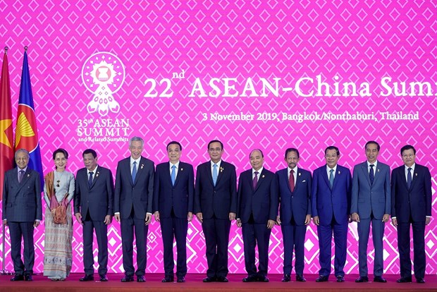 Prime Minister Nguyen Xuan Phuc (fifth, right), other ASEAN leaders and Chinese Premier Li Keqiang (fifth, left) at the 22nd ASEAN-China Summit in Bangkok on November 3.