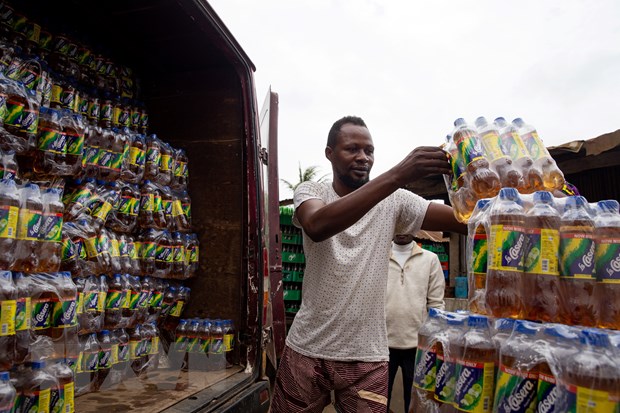 Người dân xếp dỡ hàng hóa tại khu vực biên giới Owode ở Badagry, Nigeria, ngày 6-9-2019. (Nguồn: AFP/TTXVN)