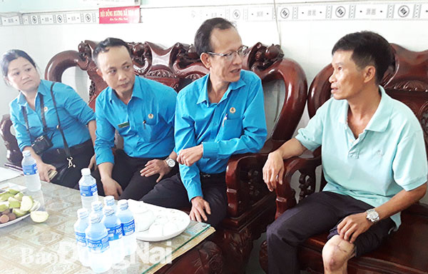 Lãnh đạo Liên đoàn Lao động tỉnh đến nhà thăm anh Trịnh Văn Lợi (ngụ phường Trảng Dài, TP.Biên Hòa), công nhân Công ty cổ phần chăn nuôi CP Việt Nam bị tai nạn lao động