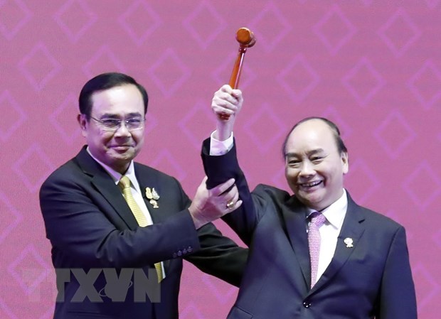  Thủ tướng Nguyễn Xuân Phúc nhận búa Chủ tịch ASEAN từ Thủ tướng Thái Lan Prayuth Chan-o-cha. (Ảnh: Thống Nhất/TTXVN)