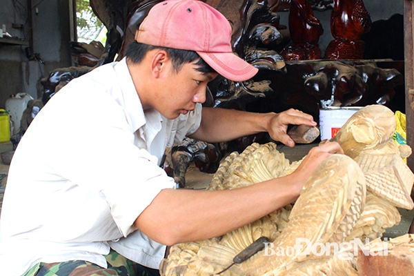 Nghề làm gỗ mỹ nghệ tại xã Xuân Tâm, huyện Xuân Lộc. Ảnh: H.Giang