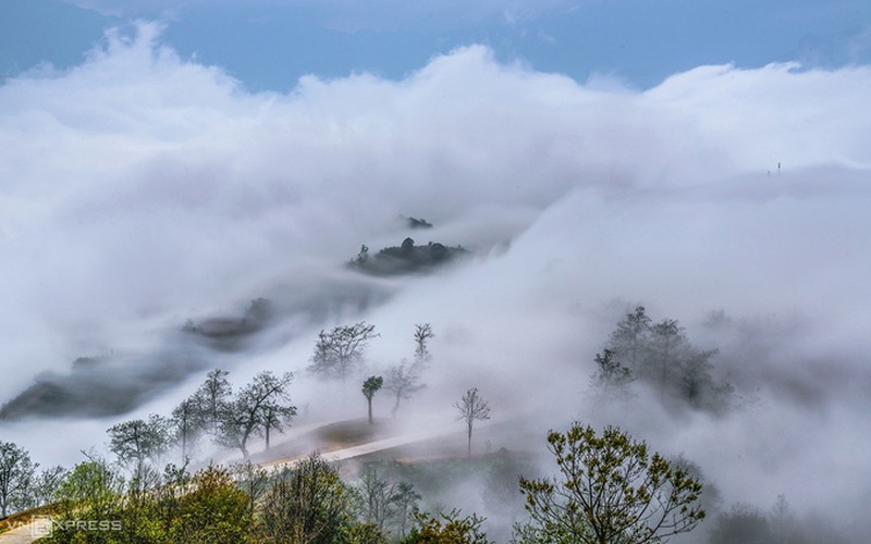 The winding path leading towards Ngai Thau Thuong village.