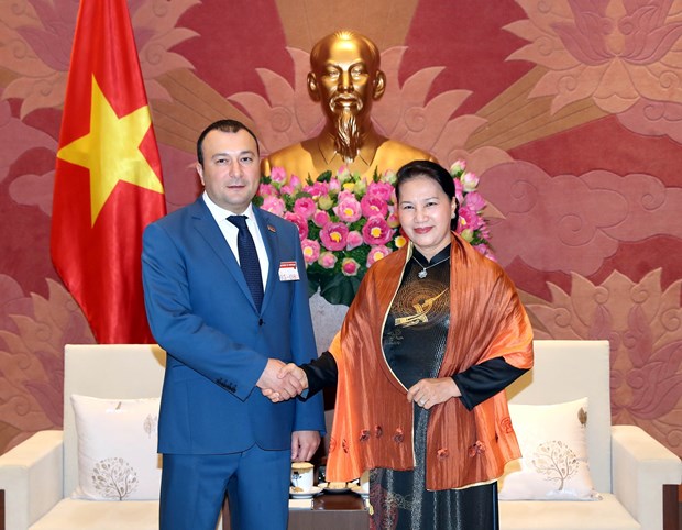 National Assembly Chairwoman Nguyen Thi Kim Ngan (R) and Vice President of the Armenian National Assembly Vahe Enfiajyan.