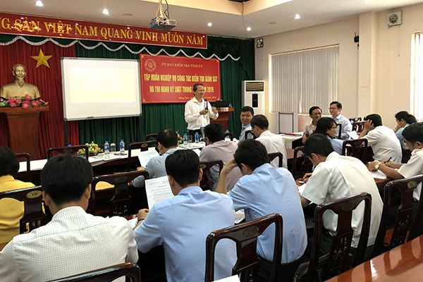 Ủy viên Ban TVTU, Chủ nhiệm Ủy ban Kiểm tra Tỉnh ủy Huỳnh Thanh Bình cùng tham gia trao đổi với các học viên trong các chuyên đề tập huấn