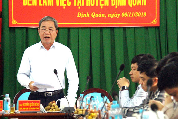 Phó chủ tịch UBND tỉnh Nguyễn Quốc Hùng phát biểu tại buổi làm việc với UBND huyện Định Quán. 