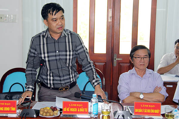Giám đốc Sở Kế hoạch - đầu tư Hồ Văn Hà trả lời một số kiến nghị của huyện Định Quán liên quan đến việc đầu tư các dự án trên địa bàn huyện.