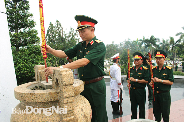 Thiếu tướng Nguyễn Hoàng Nhiên và đoàn công tác dâng hương tại Nghĩa trang liệt sĩ tỉnh