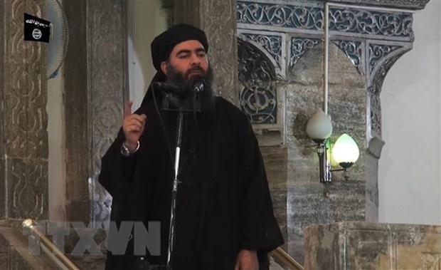 Hình ảnh trích từ video của kênh truyền thông Al-Furqan cho thấy thủ lĩnh tổ chức khủng bố IS Abu Bakr al-Baghdadi xuất hiện tại thành phố Mosul, Iraq. (Nguồn: AFP/TTXVN)