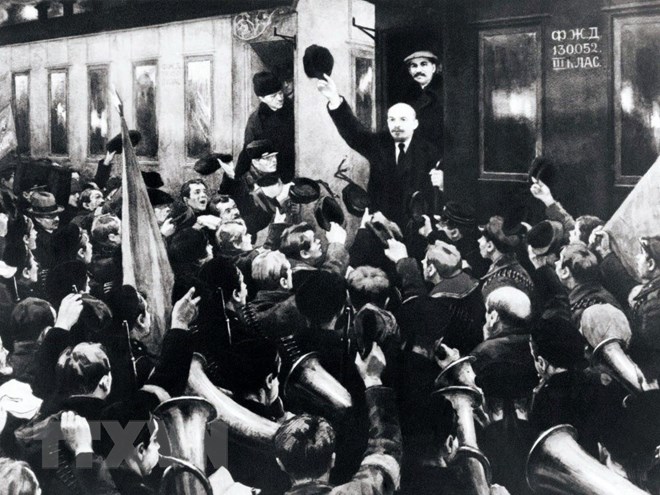 Ngày 16-4-1917 (3-4 theo lịch Nga cũ), V.I.Lenin từ Phần Lan trở về Nga để lãnh đạo phong trào cách mạng. Hàng vạn quần chúng đã tổ chức tuần hành, mít tinh để chào đón người con ưu tú của nước Nga tại nhà ga Phần Lan ở thành phố Petrograd (trong ảnh). Tại đây, Lenin trình bày Luận cương Tháng Tư, một văn kiện mang tính cương lĩnh đề ra đường lối giành chiến thắng cho cuộc cách mạng xã hội chủ nghĩa với khẩu hiệu Tất cả chính quyền về tay các Soviet!. (Ảnh: Tư liệu/TTXVN)