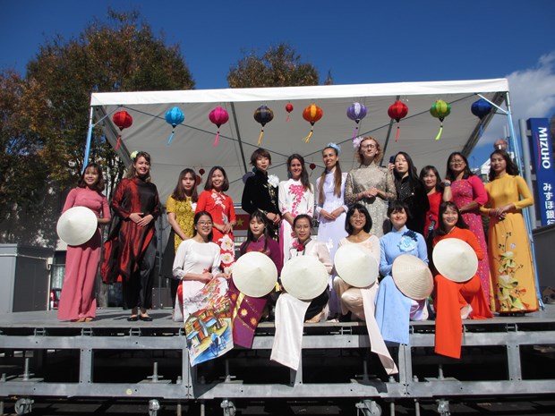 Vietnamese students in "ao dai" performance at the festival (Photo: VNA)