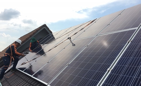 Installing a rooftop solar power system in Đồng Nai Province’s Biên Hòa City. – Photo baochinhphu.vn  Read more at http://vietnamnews.vn/society/538210/rooftop-solar-power-becomes-increasingly-popular-in-dong-nai.html#DpZyW84judkrpKbr.99