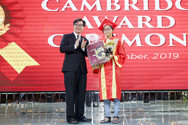 Ông Nguyễn Quốc Khánh, Tổng giám đốc VMG trao phần thưởng cho học viên may mắn