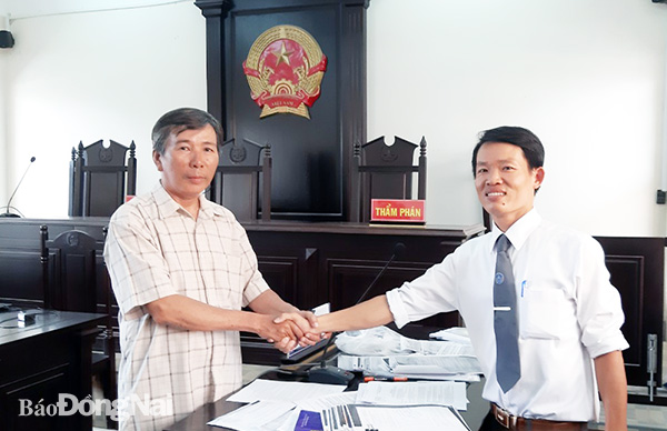 Luật sư Lê Tấn Tý (bên phải) và ông Huỳnh Lê Dũng tại phiên tòa cấp phúc thẩm