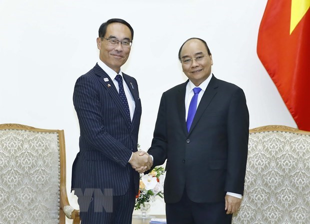 Prime Minister Nguyen Xuan Phuc (R) and Governor of Japan’s Saitama prefecture Motohiro Ono