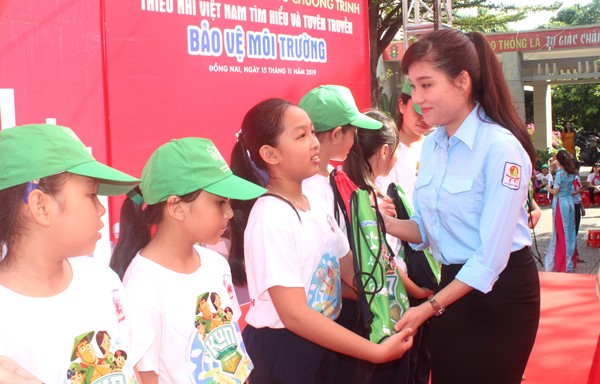 Phó bí thư Tỉnh đoàn, Chủ tịch Hội đồng Đội Hồ Hồng Nguyêntỉnh trao quà cho các em học sinh