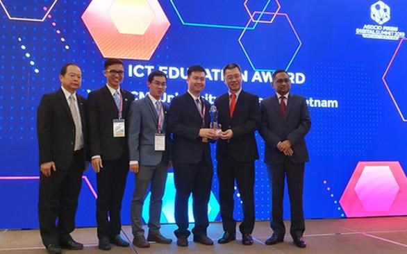 Representatives of the University of Science under the Vietnam National University – Ho Chi Minh City receive the ICT Education Award.