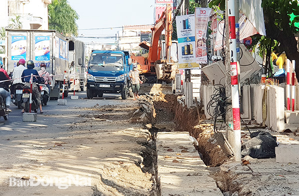 Thi công dự án thoát nước dọc đường Phạm Văn Thuận, phường Tân Mai
