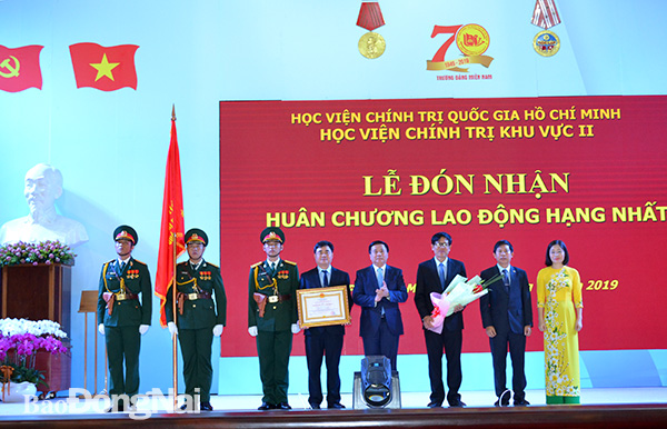 GS.TS Nguyễn Xuân Thắng trao Huân Chương Lao động hạng Nhất cho Học viện Chính trị khu vực II