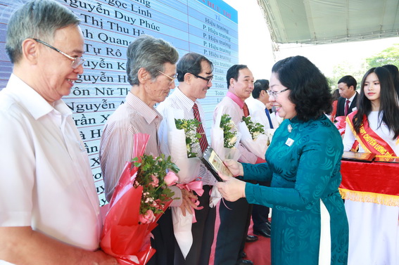 Giám đốc Sở GD-ĐT Huỳnh Lệ Giang tặng quà tri ân các thế hệ nhà giáo từng công tác tai Trường THPT chuyên Lương Thế Vinh