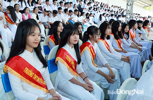 Học sinh Trường THPT chuyên Lương Thế vinh trong buổi lễ kỷ niệm thành lập trường