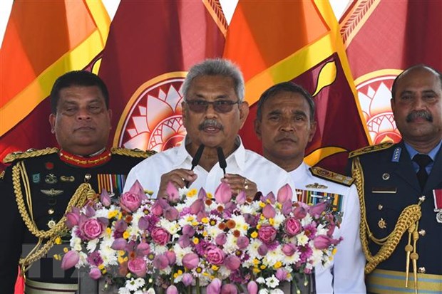 Tân Tổng thống Sri Lanka Gotabaya Rajapaksa (giữa) tuyên thệ nhậm chức tại Anuradhapura ngày 18-11-2019. (Ảnh: AFP/TTXVN)